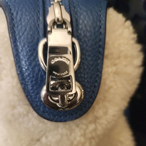 EUC Coach Sherpa Tote Bag w Bag Charm no callouts . - Picture 11 of 11